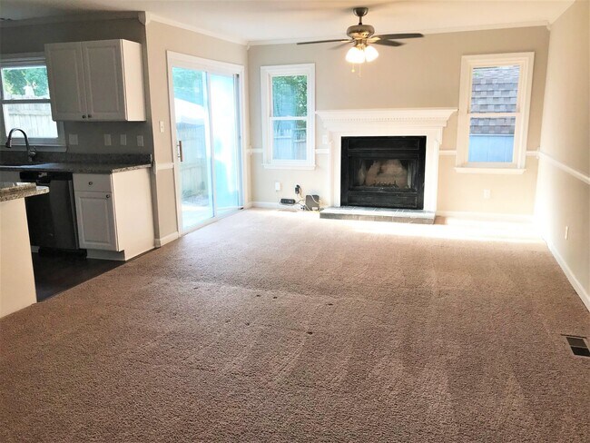 Building Photo - Attached 3 Bedroom 2.5 Bath Townhome