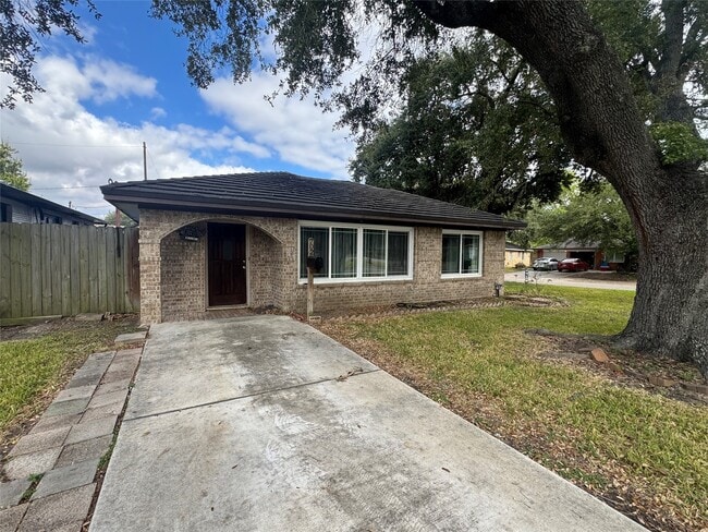 Building Photo - 702 Robin Cir