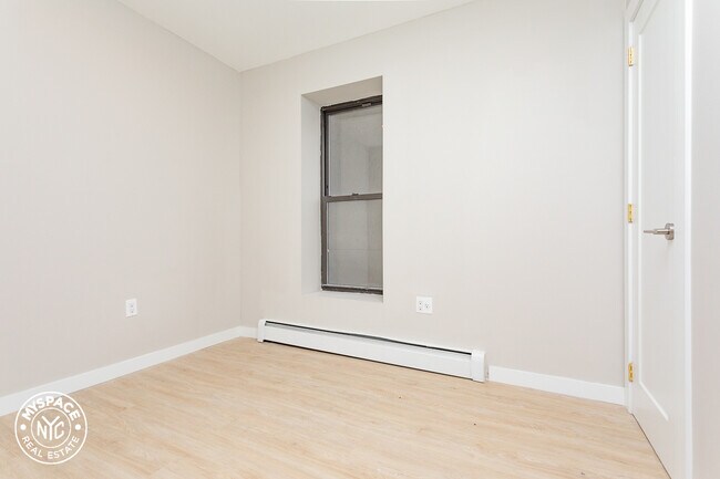 Foto del edificio - 879 Dekalb Ave