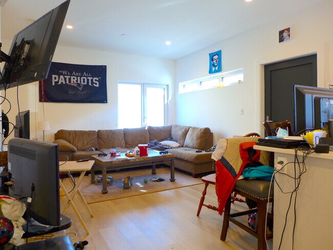 Building Photo - 2821 Washington St