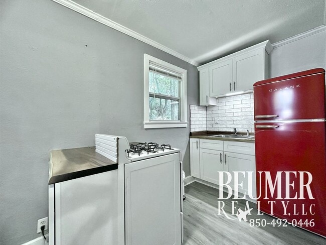 Building Photo - Updated 1 bed/1 bath Cottage for Rent