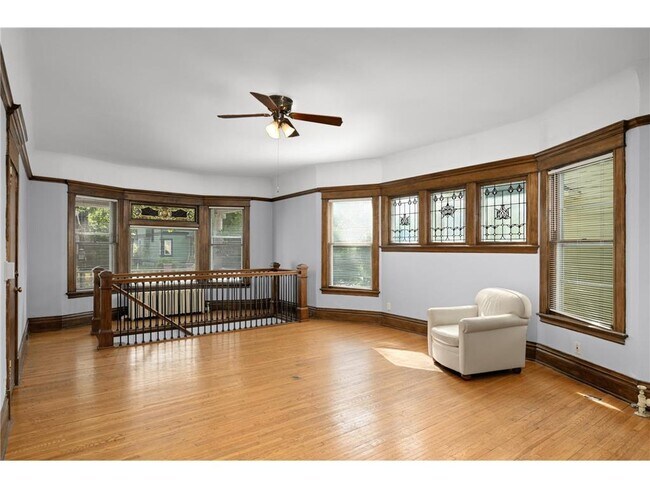 Foto del edificio - 2428 Colfax Ave South