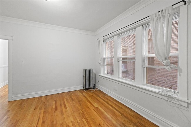 Foto del edificio - Updated two bedroom w. exposed brick and -...