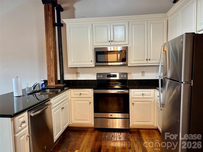 Foto del edificio - 235 E Main St