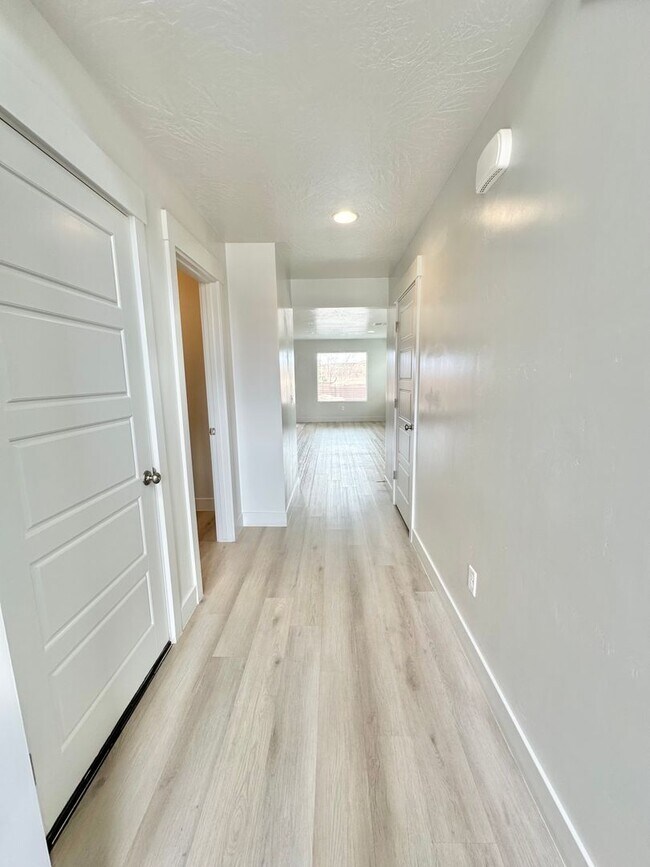 Building Photo - SMALL DOG FRIENDLY!!  Beautiful 4 Bedroom ...