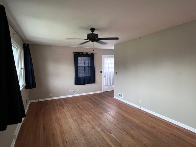 Salón, suelo de roble - 8120 Burdette St