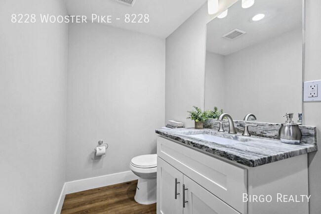 Building Photo - Stunning 2 Bed/2.5 Bath Townhome with atta...
