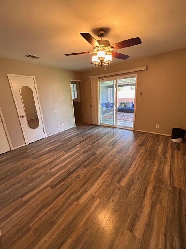 Building Photo - Come see this charming 3 bedroom / 2 bath ...