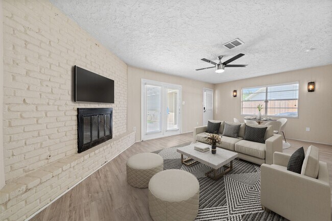 Foto del edificio - 5826 Spruce Forest Dr