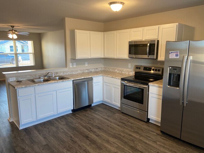 Foto del edificio - Three Bedroom | Two Bathroom Home in Conra...