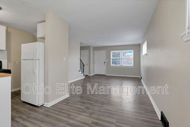 Building Photo - 898 Racine Ave