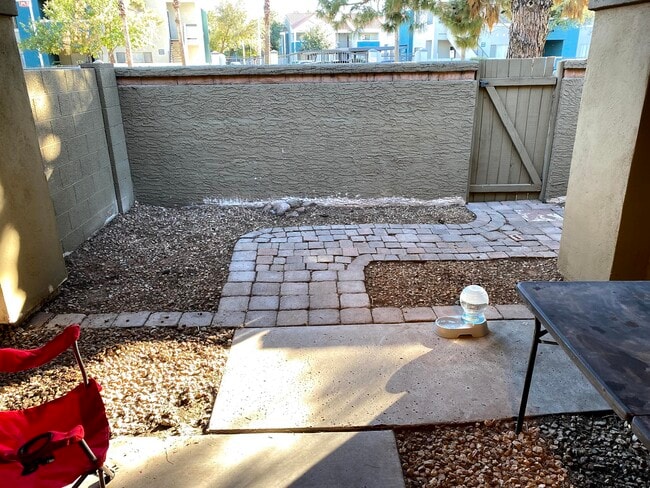 Building Photo - 1504 W La Jolla Dr