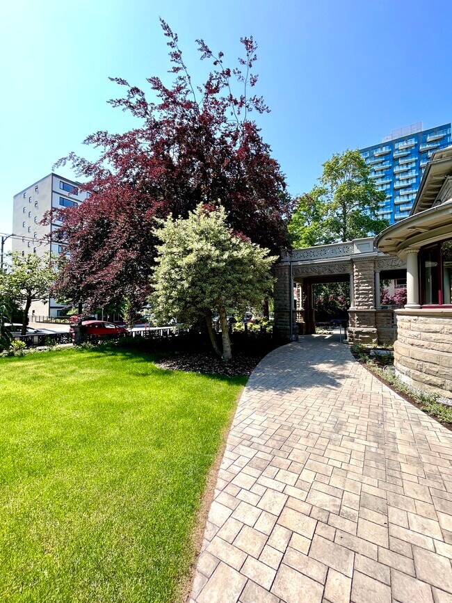 Building Photo - 2 Bedroom 2 Bath