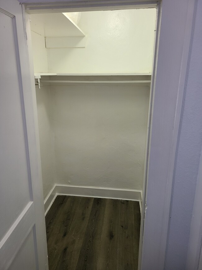 Walking Closet - 540 Minola Dr