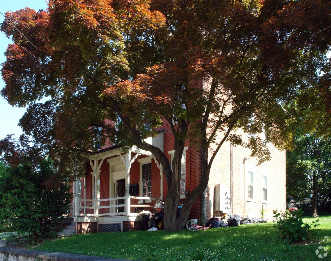 Building Photo - 207-209 E Jacoby St