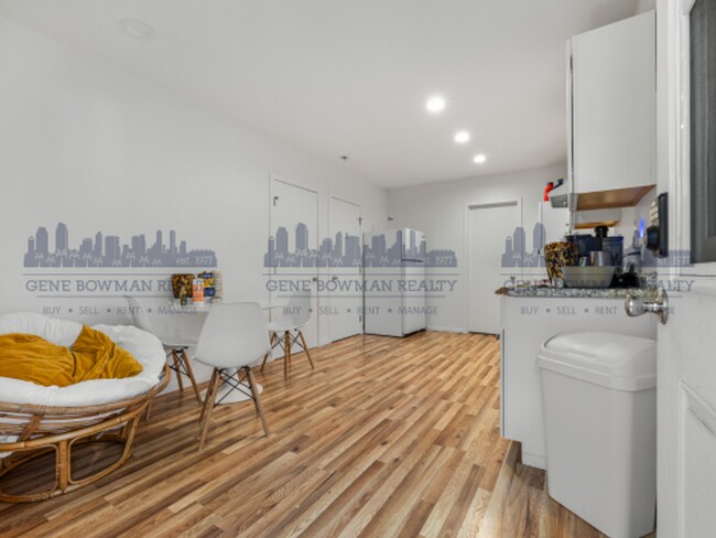 Building Photo - Dorothy