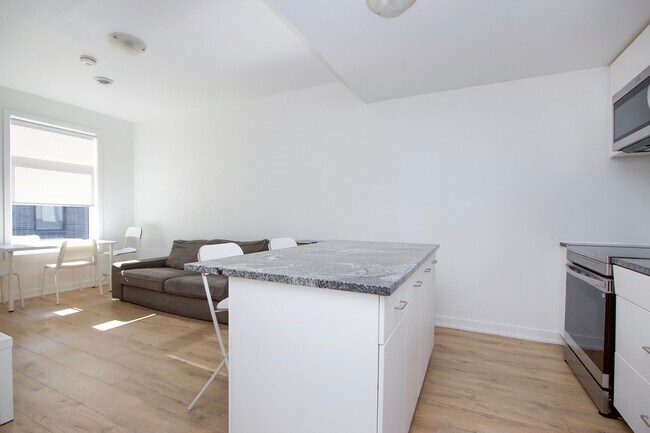 Photo du bâtiment - Contemporary 3-Bedroom Furnished Apartment for Rent in Oshawa