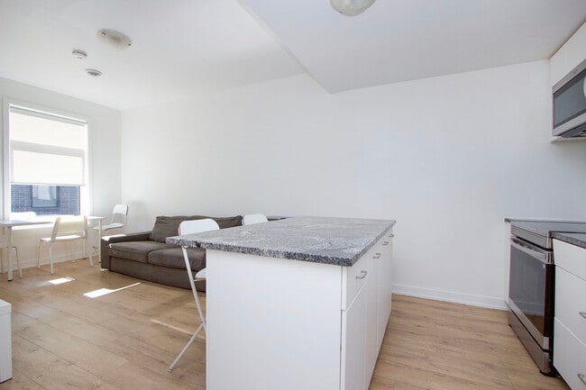 Photo du bâtiment - Contemporary 3-Bedroom Furnished Apartment...