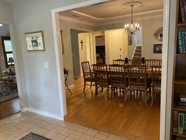 Building Photo - 305 Ruckel Dr