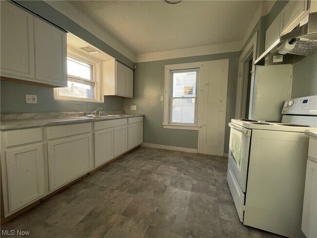 Building Photo - 13420 Saybrook Ave