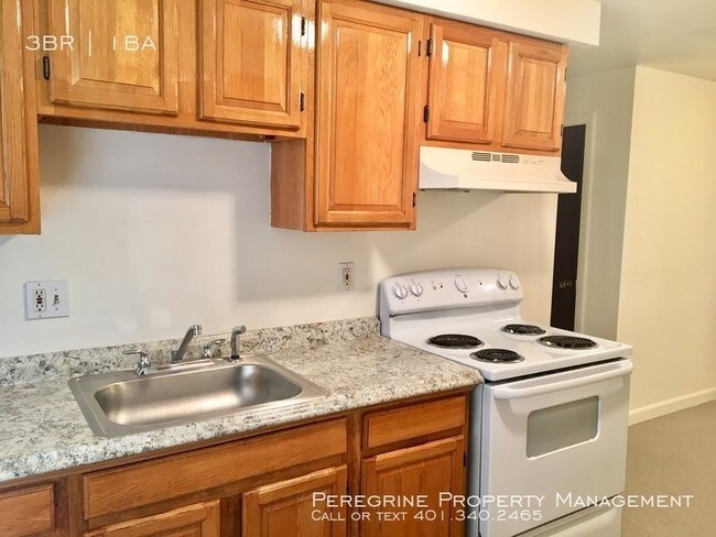 Building Photo - 3 bedroom in Pawtucket RI 02860