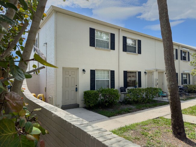 Building Photo - Newly renovated End Unit Townhome!