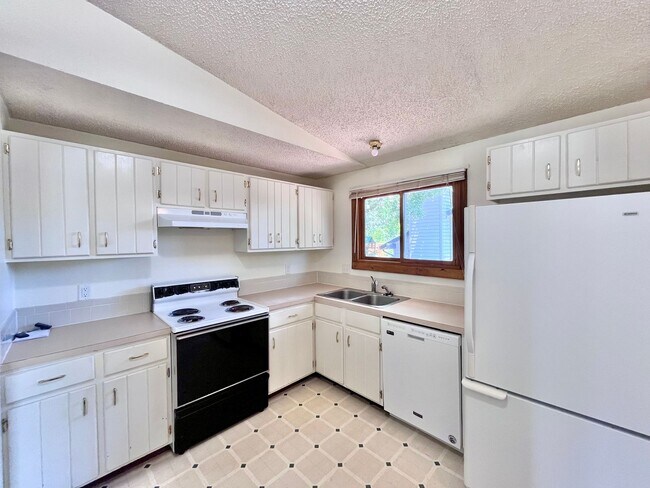 Foto del edificio - 3 Bedroom, 2 Bath Bi-Level Home with 2 car Attached Garage in Northwest Loveland, CO