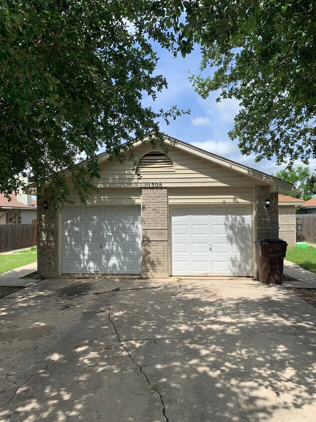 1506 S Medina St, Lockhart, TX 78644 Townhome Rentals in Lockhart TX