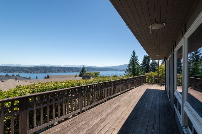 Foto del edificio - Exceptional Bellevue Home | Lake Sammamish Views | 5 Bed | 3 Bath | 3,380 Sq Ft