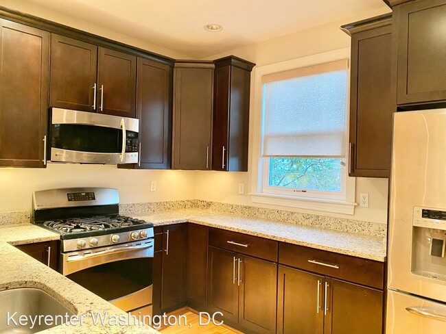 Building Photo - 4 br, 3.5 bath House - 409 Varnum St, NW