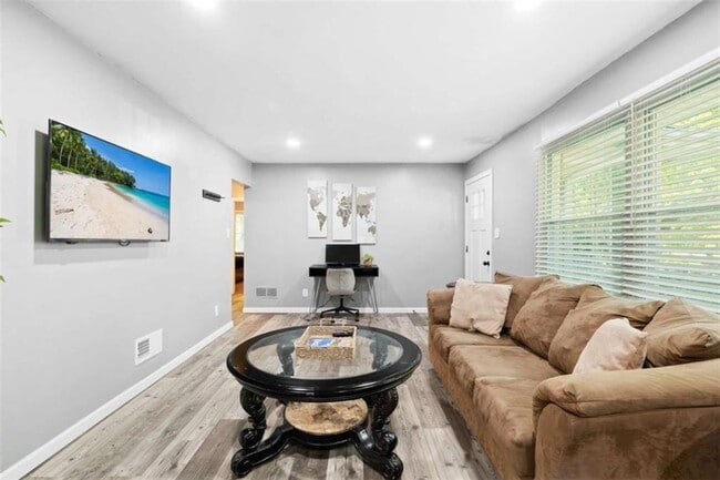 Building Photo - 2150 Meadowlane Dr SW