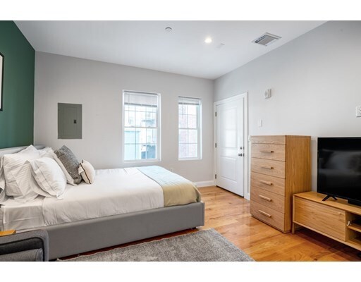 Building Photo - 309R Sumner St