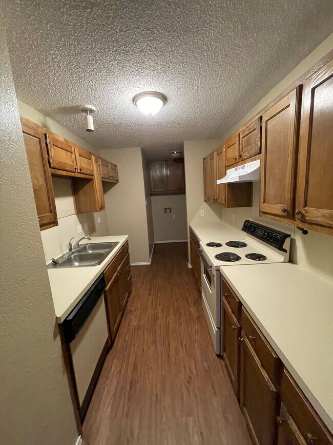 Foto del edificio - Two Story Home With A Large Backyard Located In Shadow Hills!