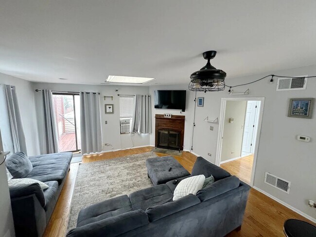 Foto del edificio - 2743 N Southport Ave