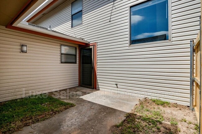 Building Photo - 1705 N Gleason Ave
