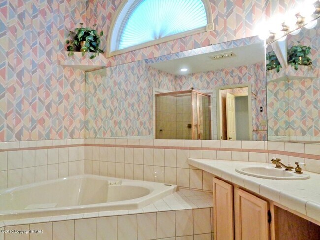 Foto del edificio - 136 Laurelwoods Dr