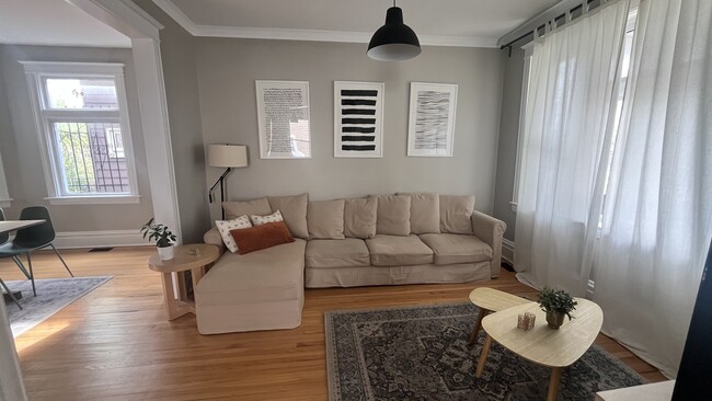 Foto del edificio - 2867 E 77th St