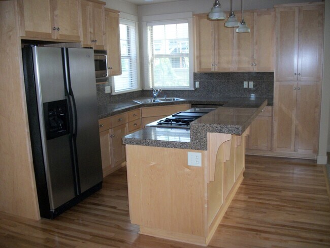 Building Photo - Luxury Living Near Valley River!