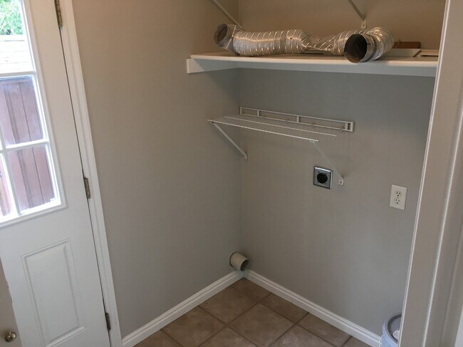 Building Photo - Great Town home