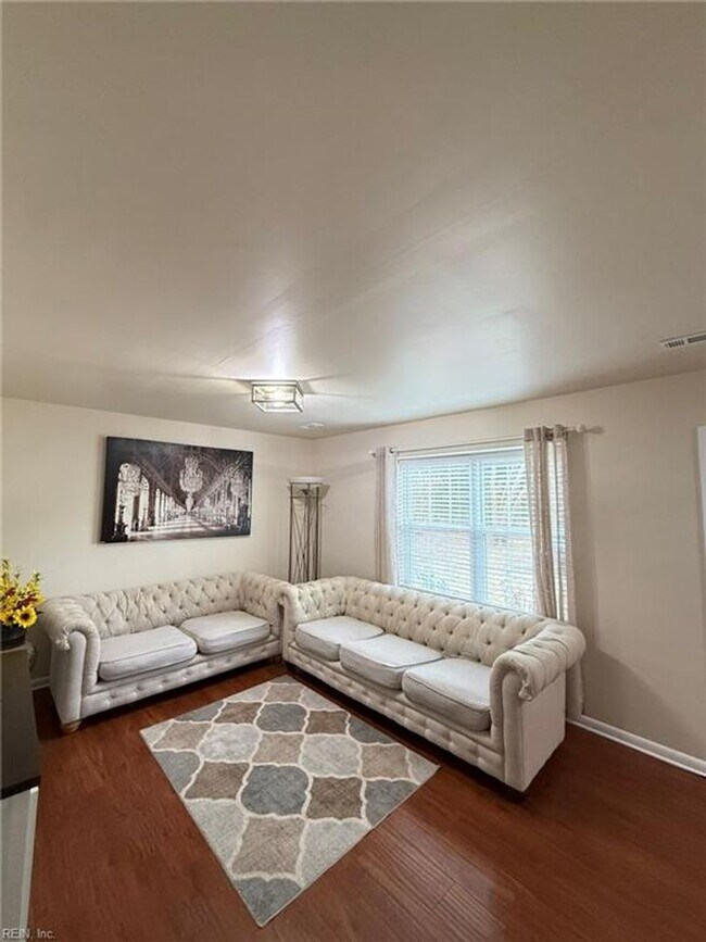 Building Photo - 3 Bed 1.5 Bath Townhouse