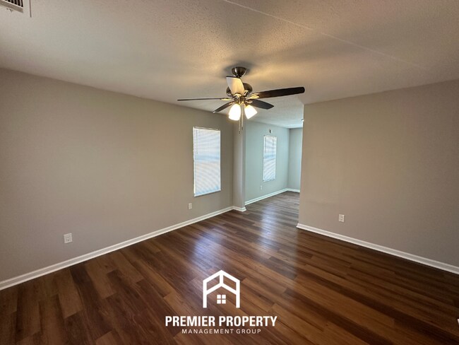 Foto del edificio - Spacious 4BR/2BA Home in 38141 | Vinyl Flooring & Large Fenced Backyard