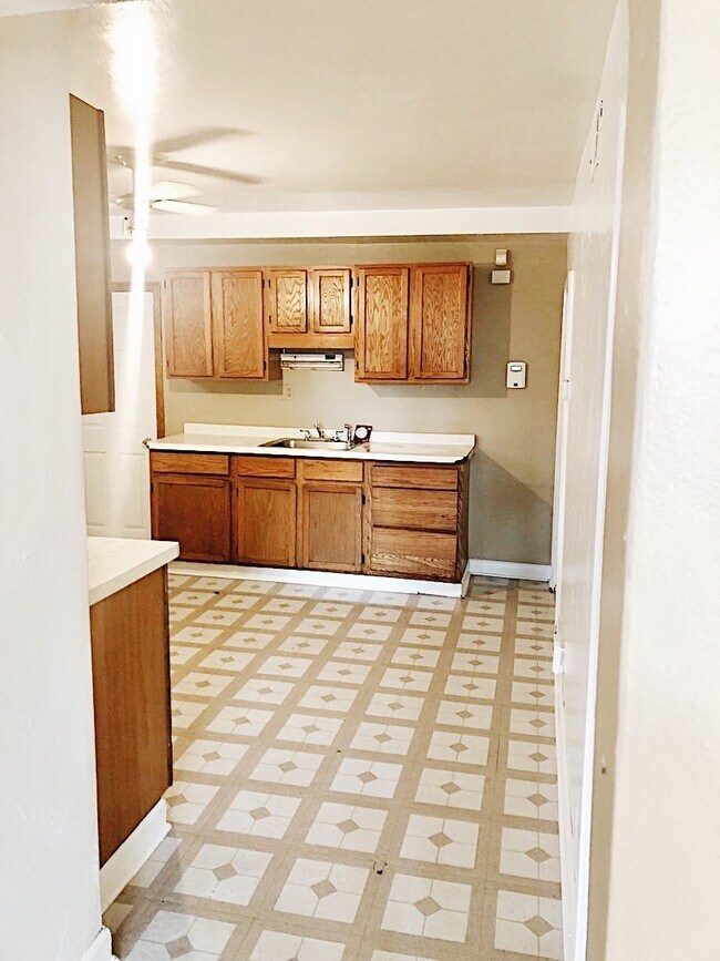 Building Photo - Wonderful 2BD Lower near Kosciuszko Park