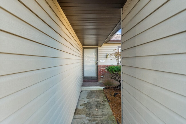 Building Photo - 1127 Lancaster Dr