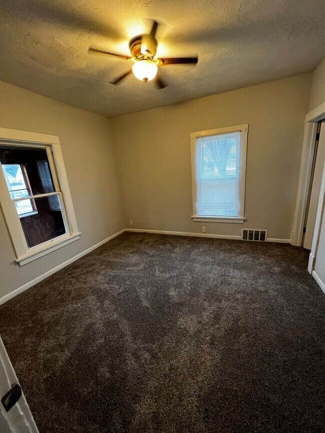 Foto del edificio - 2 bed with Bonus room and 1 1/2 bath home in Moline!