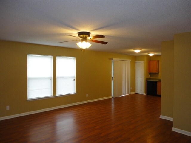 Foto del edificio - 2525 Summerwood Lane