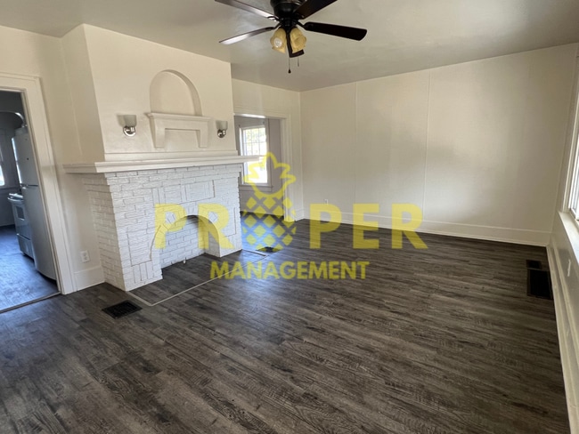 Building Photo - 3 bedrooms 1 bathrooms house for rent