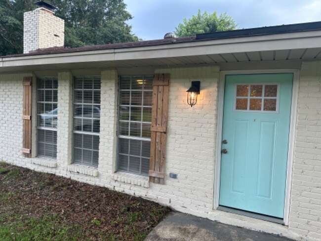 Building Photo - 330 Shawnee Dr