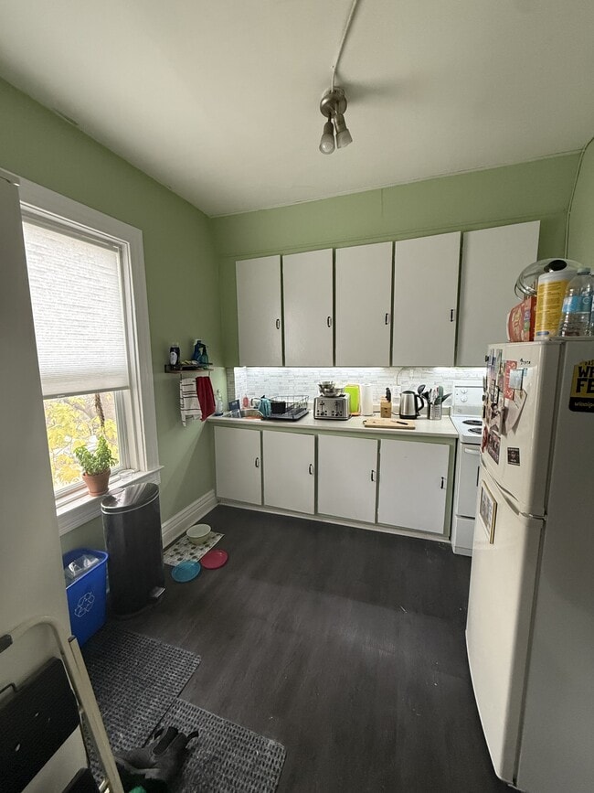 Building Photo - 129 Langside St