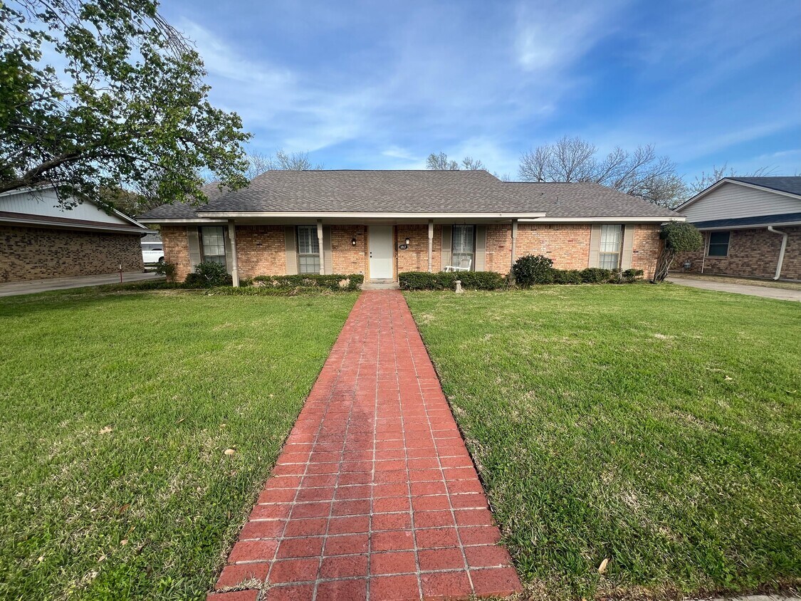 Primary Photo - 1817 W Shields Dr