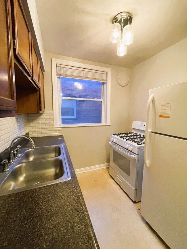 Foto del edificio - 4960-4962 Fyler Ave